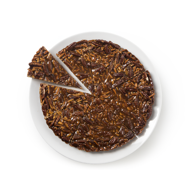 Tarte com cobertura de amêndoas castanhas em prato branco