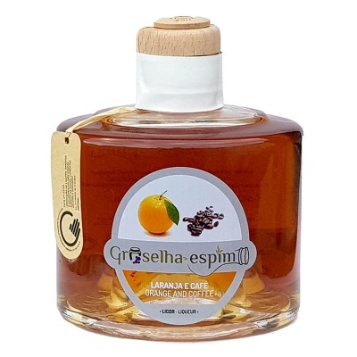 Garrafa de licor com rótulo de laranja e café