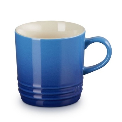 Caneca de cerâmica azul e branca com asas e base com três aneis