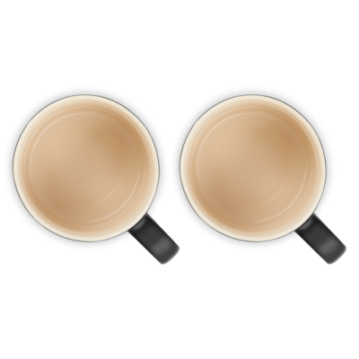 Duas chávenas pretas com interior bege claro e café com leite vistas de cima