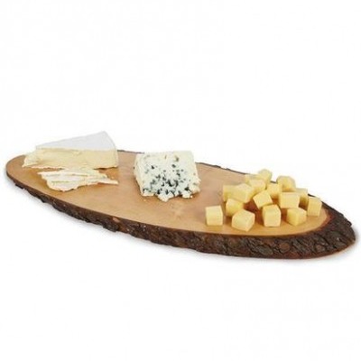 Tábua de madeira com três tipos de queijo em fatias, cubos e pedaço com veias azuis