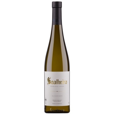 Garrafa de vinho Soalheiro Alvarinho com rótulo branco