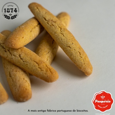 Biscoitos compridos castanha clara com fissuras em superfície branca, texto e logo Paupério