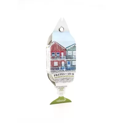 Embalagem de papel em formato de peixe com ilustração de casas e texto FILETES de ATUM