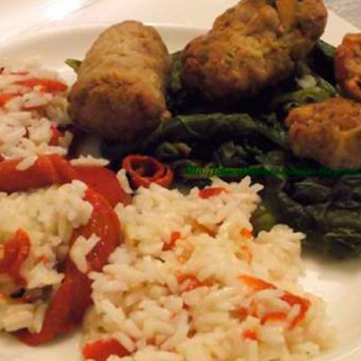 Prato com arroz, legumes e bolinhos dourados