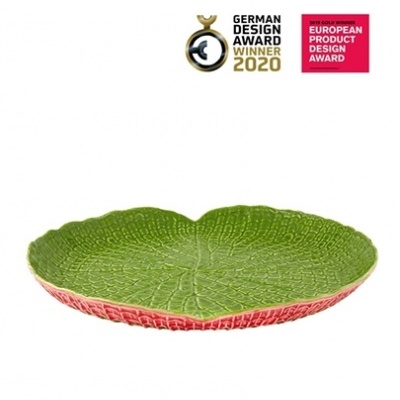 Prato decorativo verde e vermelho com textura de folha e selos de prémios de design