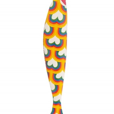 Peixe decorativo em tecido com padrão colorido de arco-íris e corações