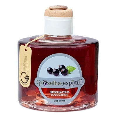 Garrafa de licor de groselha preta com tampa de cortiça e etiqueta azul clara