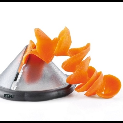 Aparelho para cortar legumes em espiral com cenoura cortada