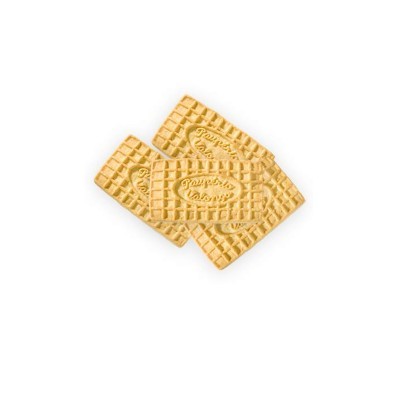 Três bolachas wafer retangulares bege claro com padrão em grade e inscrição em relevo