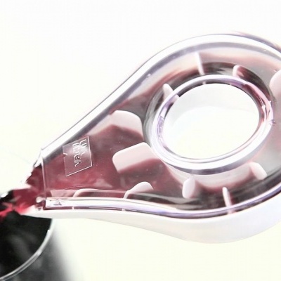 Acessório transparente em funil para verter vinho vermelho em copo
