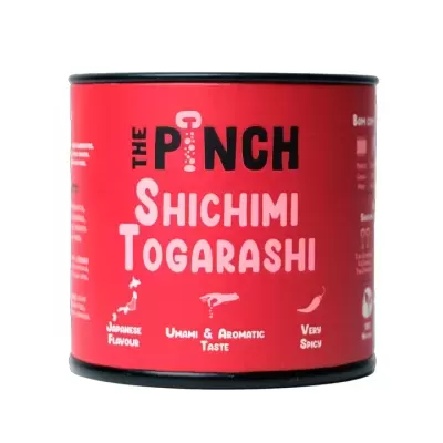 Embalagem vermelha cilíndrica com texto THE PINCH SHICHIMI TOGARASHI e ícones brancos e pretos