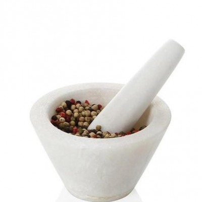 Pilão branco com pistilo e grãos de pimenta coloridos