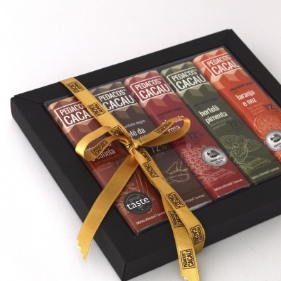 Conjunto de barras de chocolate Pedacos de Cacau em caixa preta com laço dourado