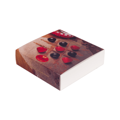 Caixa de cartão decorada com chocolates em forma de coração