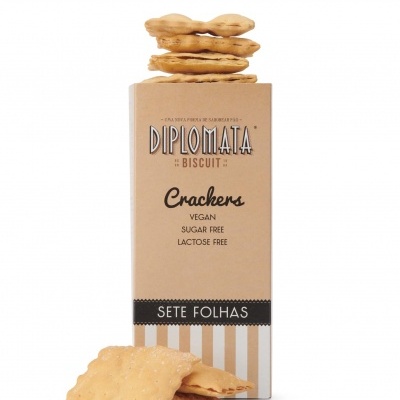 Pacote de biscoitos Diplomatá Sete Folhas com biscoitos empilhados e deitados em fundo branco