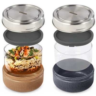 Dois recipientes de vidro para alimentos com tampas de metal e bases em cortiça e silicone