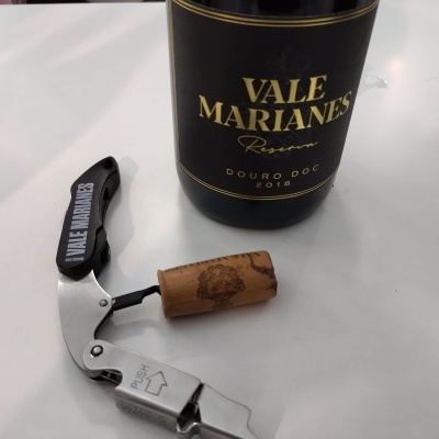 Garrafa de vinho VALE MARIANES Reserva com rolha e saca-rolhas