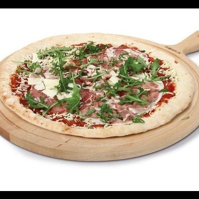 Pizza com fiambre, queijo e rúcula num tabuleiro de madeira redondo com pega