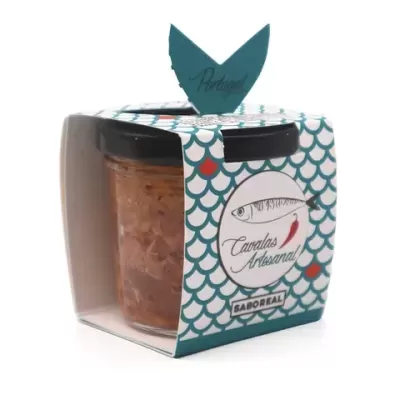 Frasco com cavala artesanal em embalagem decorada com padrão de escamas e etiqueta de peixe.