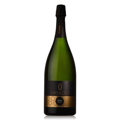 Garrafa verde escura de espumante Ortigão com rótulo preto e dourado