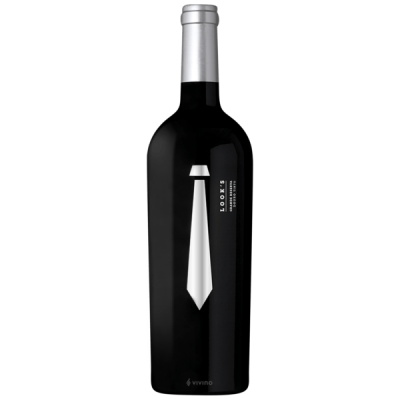 Garrafa de vinho tinto com rótulo preto com gravata branca e texto T-BOOTS TEMPRANILLO SHIRAZ