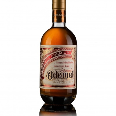 Garrafa de bebida alcoólica Overnel com rótulo tradicional e tampa dourada