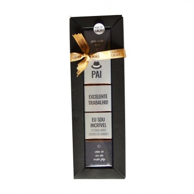 Caixa preta com quatro barras de chocolate com mensagens para pai