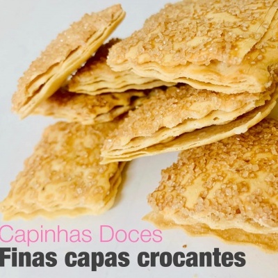 Camadas finas de massa doce crocante dourada com textura granulada