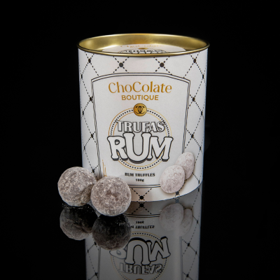 Lata de trufas de rum da ChoColate Boutique com três trufas à frente