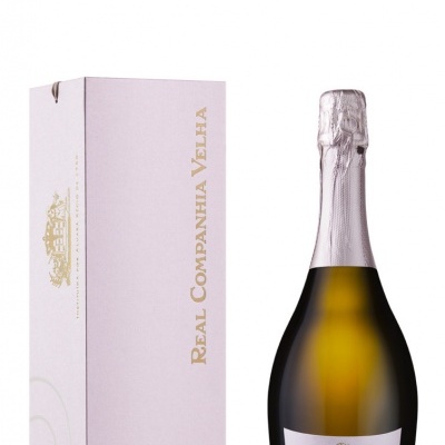 Garrafas e caixa de espumante rosé Real Companhia Velha