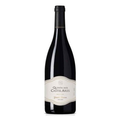 Garrafa de vinho tinto Quinta dos Castelares com rótulo branco