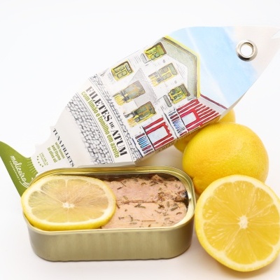 Lata de atum aberta com limão e limões frescos ao lado