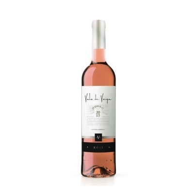 Garrafas de vinho rosé de vidro com rótulo branco e texto preto e dourado