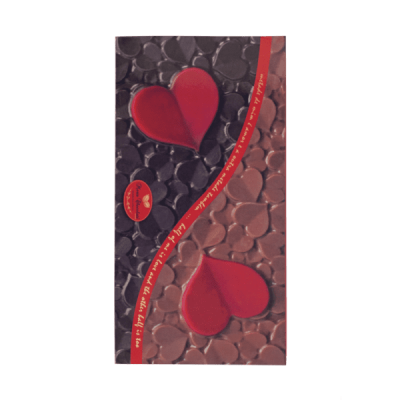 Embalagem de chocolate com corações vermelhos e faixa vermelha com texto