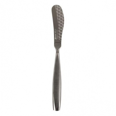 Espátula de metal prateado para manteiga com texto Maitre Pierre