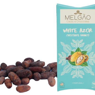 Barra de chocolate branco MELGÃO com embalagem azul claro e grãos de cacau