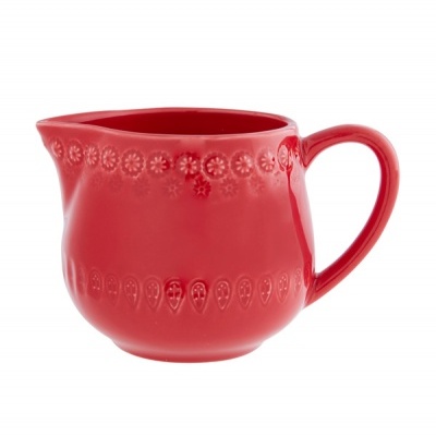 Jarra vermelha em cerâmica com padrões em relevo e bico para verter