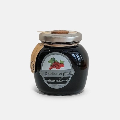 Frasco de geleia de groselha vermelha com tampa metálica e etiqueta ilustrada