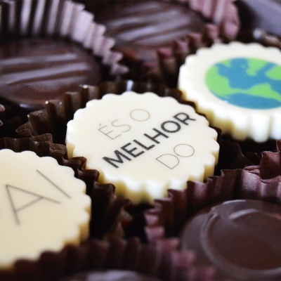 Chocolates decorados com texto e imagem do planeta Terra