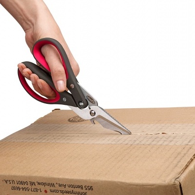 Tesoura a cortar caixa de cartão castanha