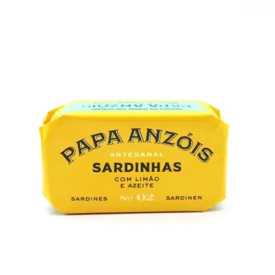 Lata amarela de sardinhas Papa Anzóis com texto em preto e branco