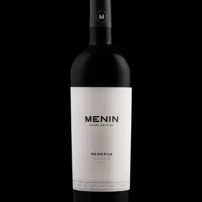 Garrafas de vinho tinto Menin Reserva Douro 2018 com rótulo branco em fundo preto.