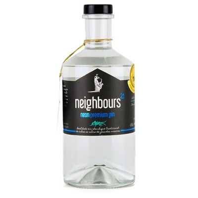 Garrafa de gin neighbours 21 neon premium gin com rótulo preto e azul