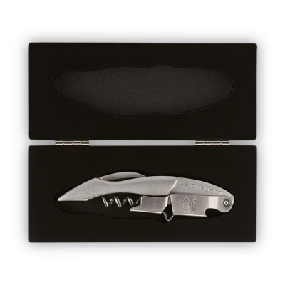 Saca-rolhas prateado em caixa preta com veludo