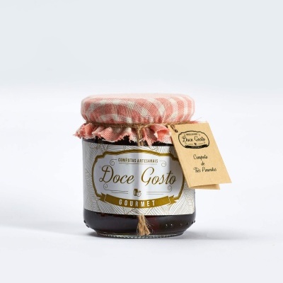 Frasco de compota artesanal Doce Gosto com tampa de pano xadrez cor-de-rosa