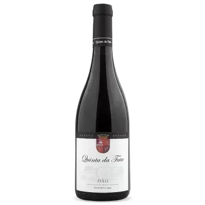 Garrafa de vinho tinto Quinta da Fata Dão Reserva 2017 com rótulo branco e brasão vermelho