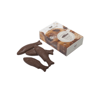 Peixinhos de chocolate castanhos em forma de peixe junto a caixa com imagem de pão recheado.