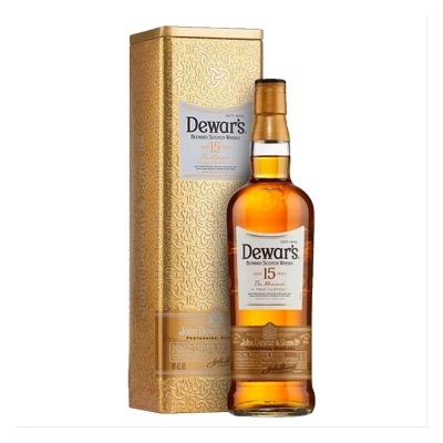 Garrafa e caixa dourada de whisky Dewar's 15 anos