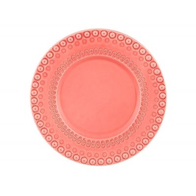 Prato redondo coral com padrão decorativo na borda